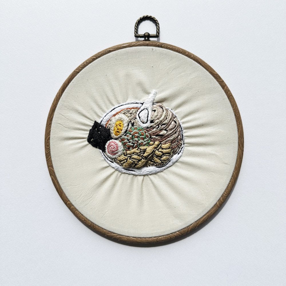刺繍作品「しょうゆラーメン」