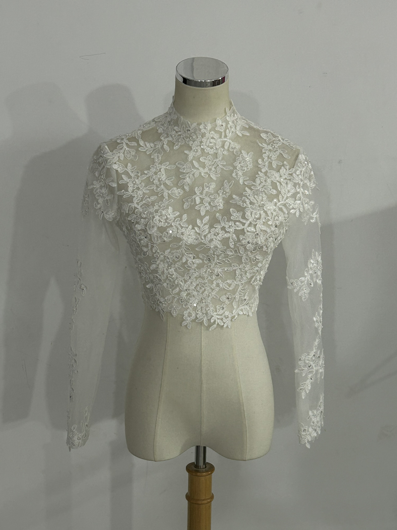 ハイネックボレロ　トップス 　ブラウス　上品透け袖 3D立体レース刺繍 くるみボタン 長袖