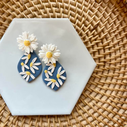 揺れるマーガレットピアス ① ピアス（フック・チェーン） アトリエ