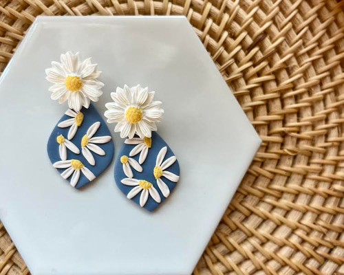 揺れるマーガレットピアス ① ピアス（フック・チェーン） アトリエ