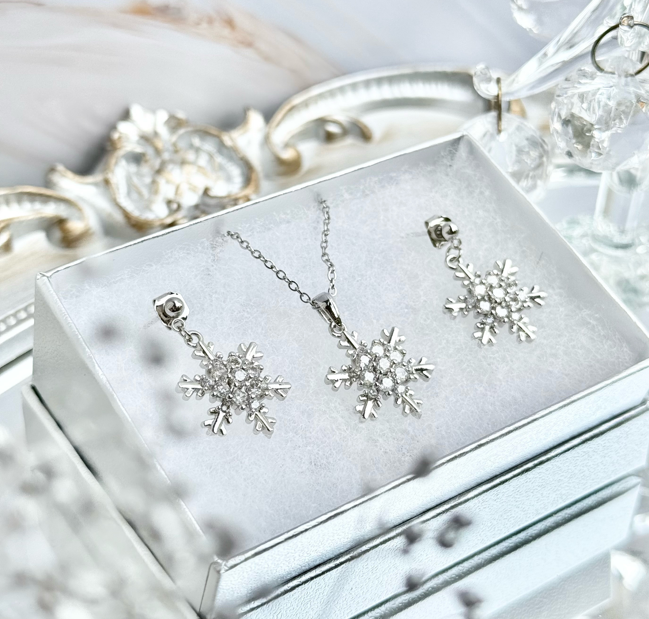 【ホリデーボックス2025】ジルコニア煌めく雪の結晶シンプルピアスorイヤリング&ネックレス　サージカルステンレス