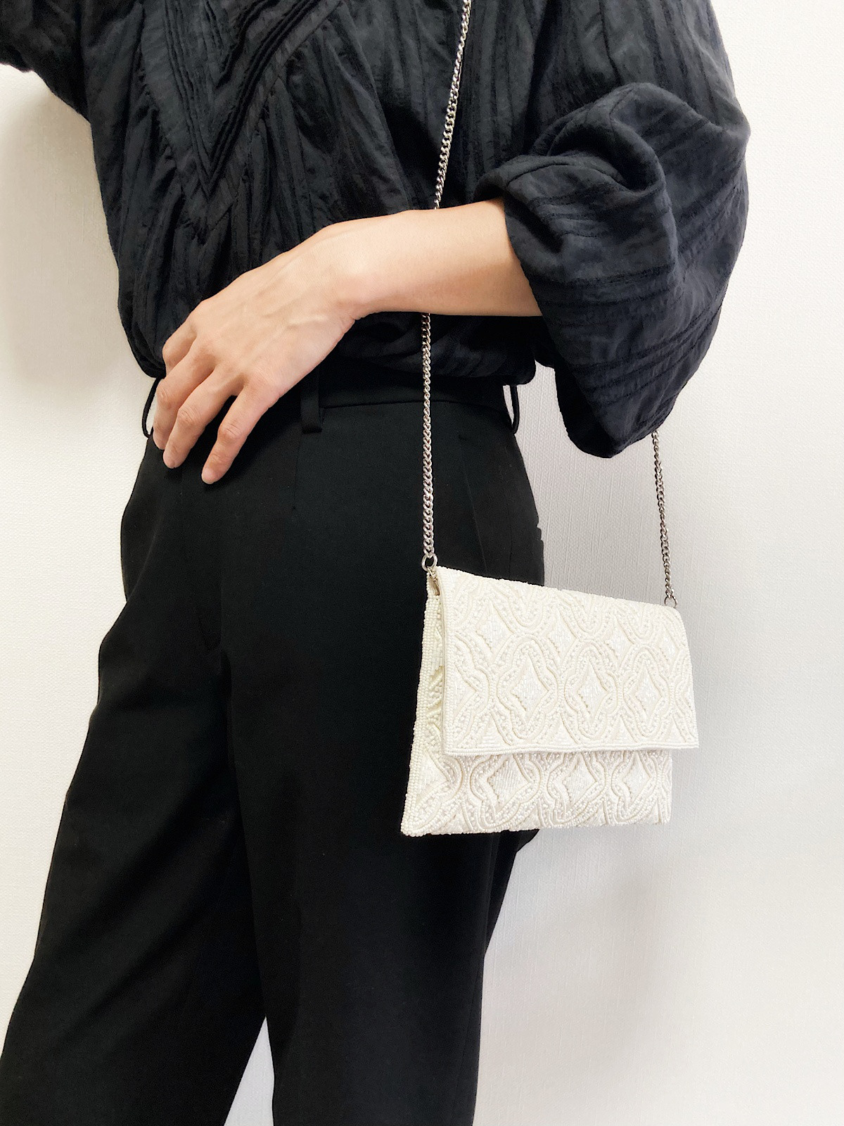 【Swaraj 】ダマスク柄手刺繍ビーズクラッチ / OFF WHITE