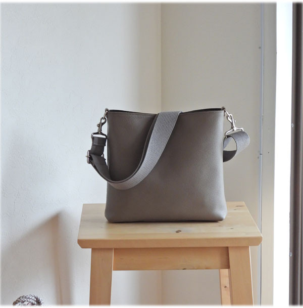 スクエアショルダー　グレージュ