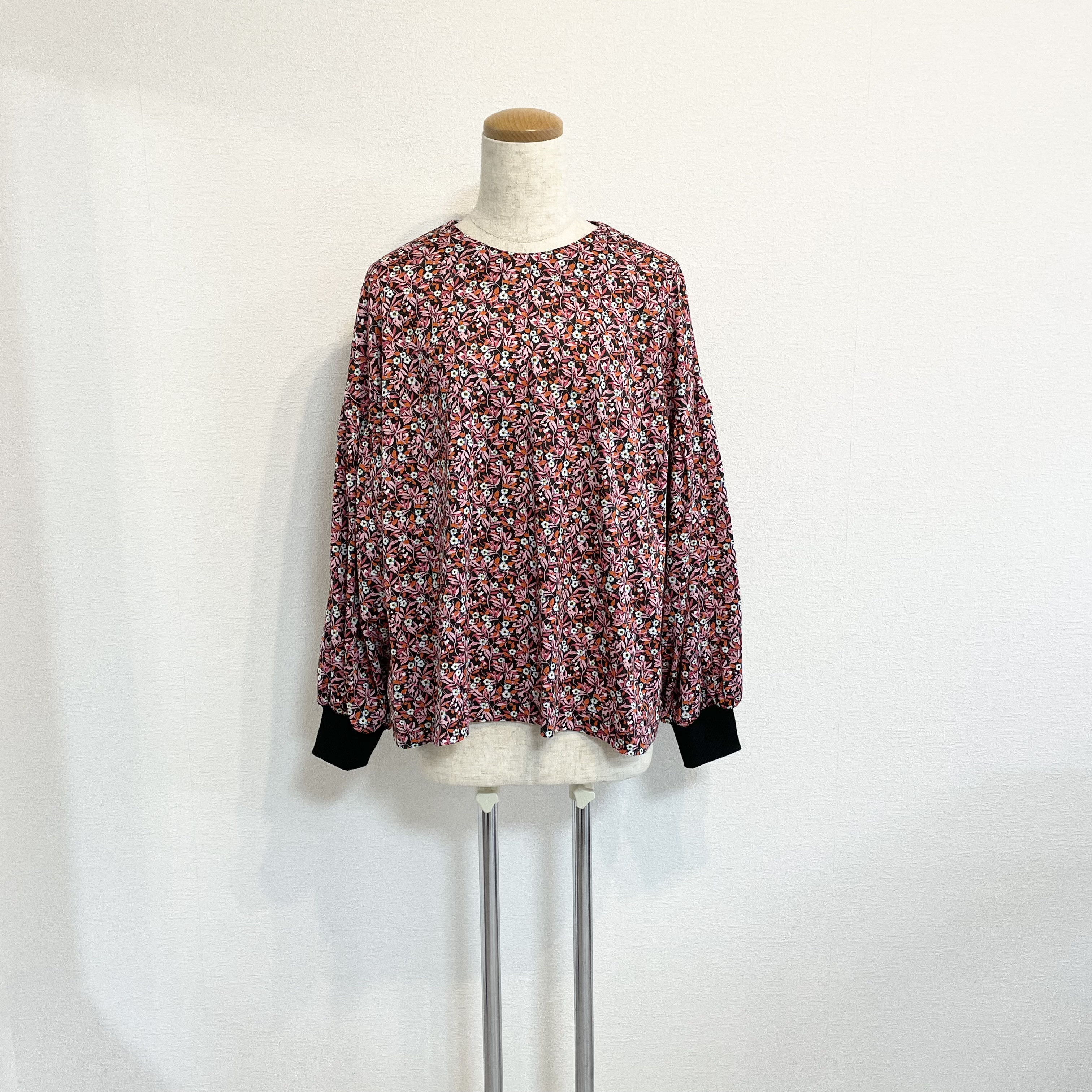 リバティ生地＊ボリューム袖のニットブラウス（タナジャージ/ブライトン・ブロッサム）