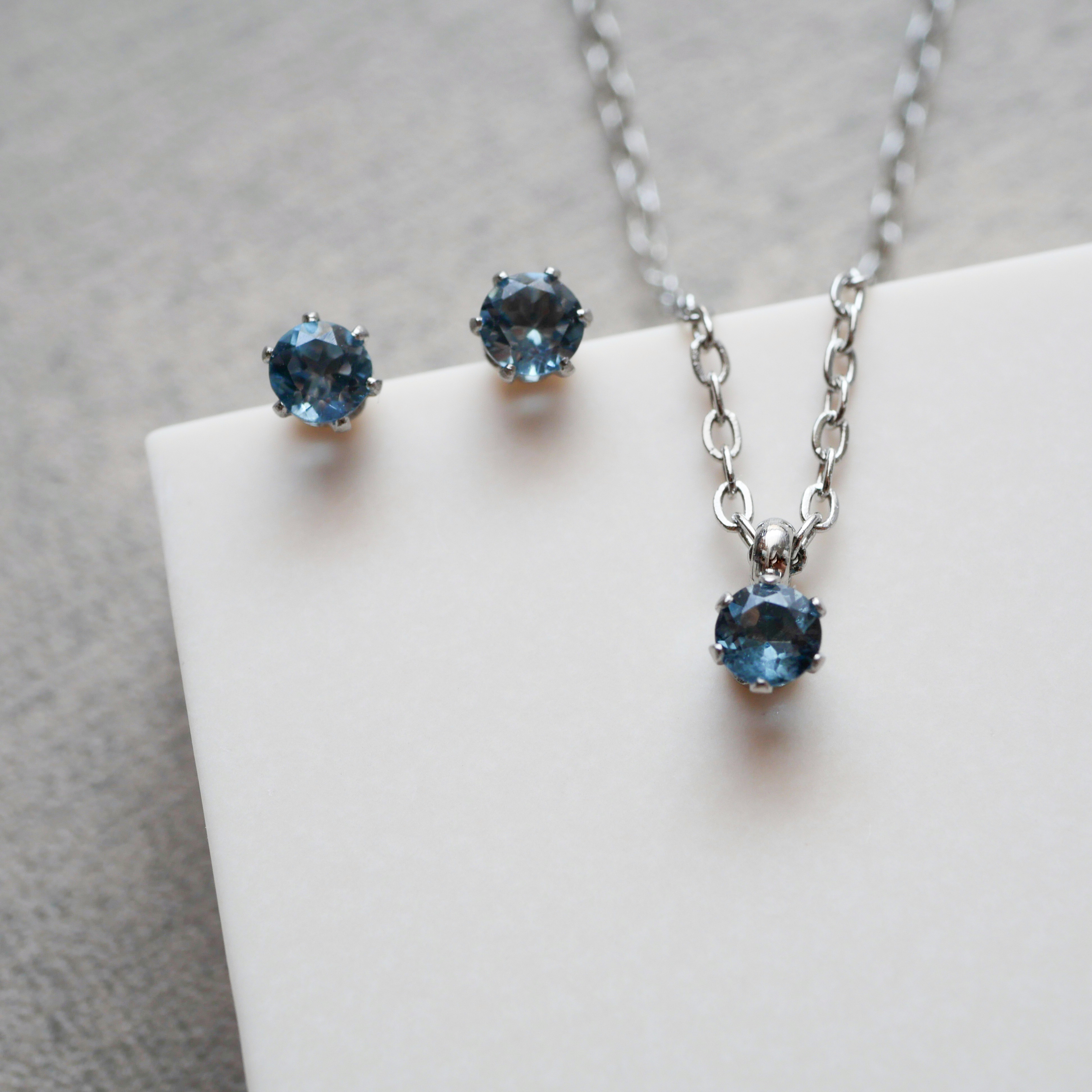 ロンドンブルートパーズの一粒ピアスとネックレスの2点セット　11月誕生石　３mm サージカルステンレス　天然石