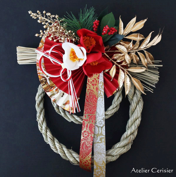 ・お正月飾り しめ縄＜紅白 椿＞扇 赤 二重しめ飾り アーティフィシャルフラワー 【Creema限定】 2枚目の画像