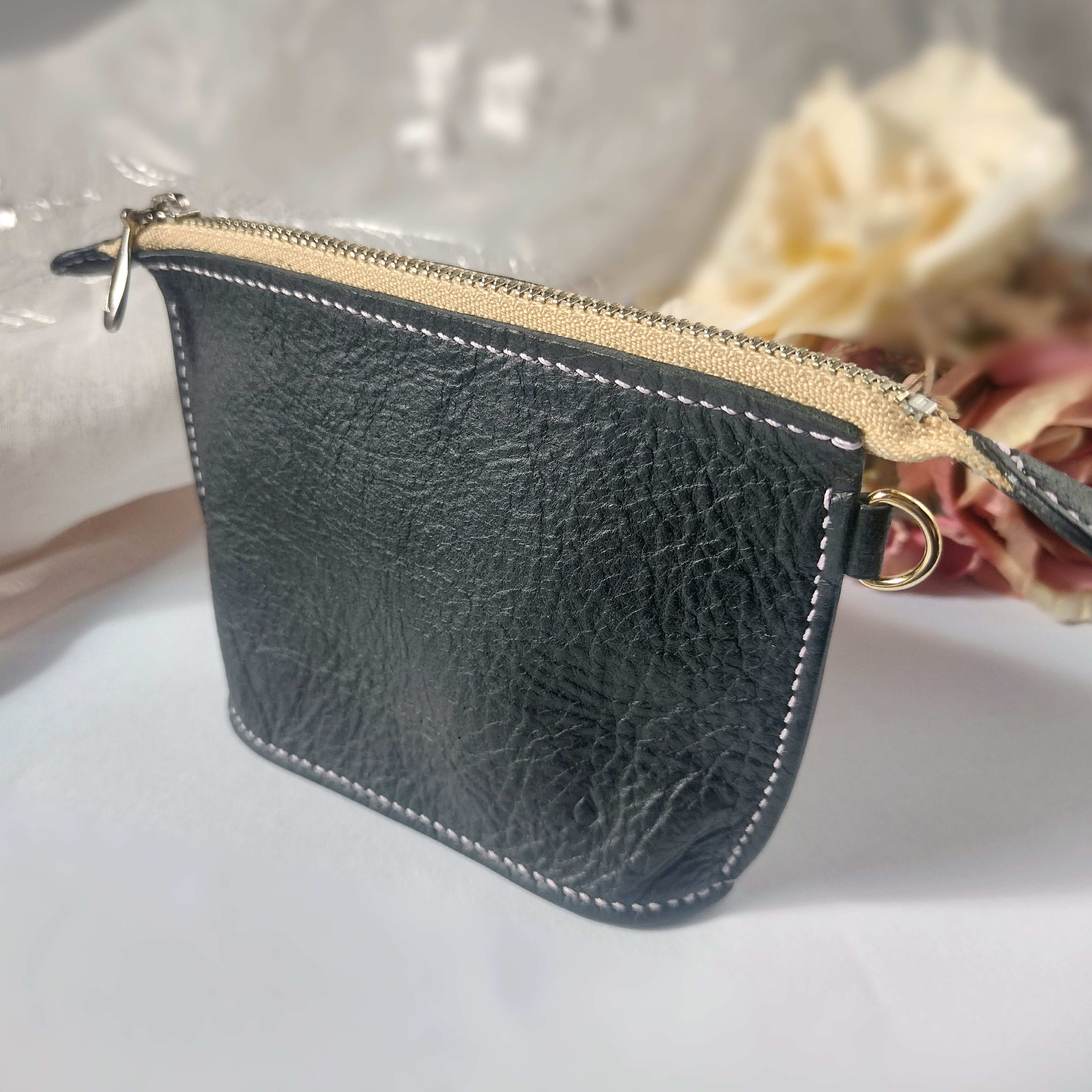 〈鹿革〉小さなポーチ　黒　やわらかジビエレザーの自立するミニポーチ