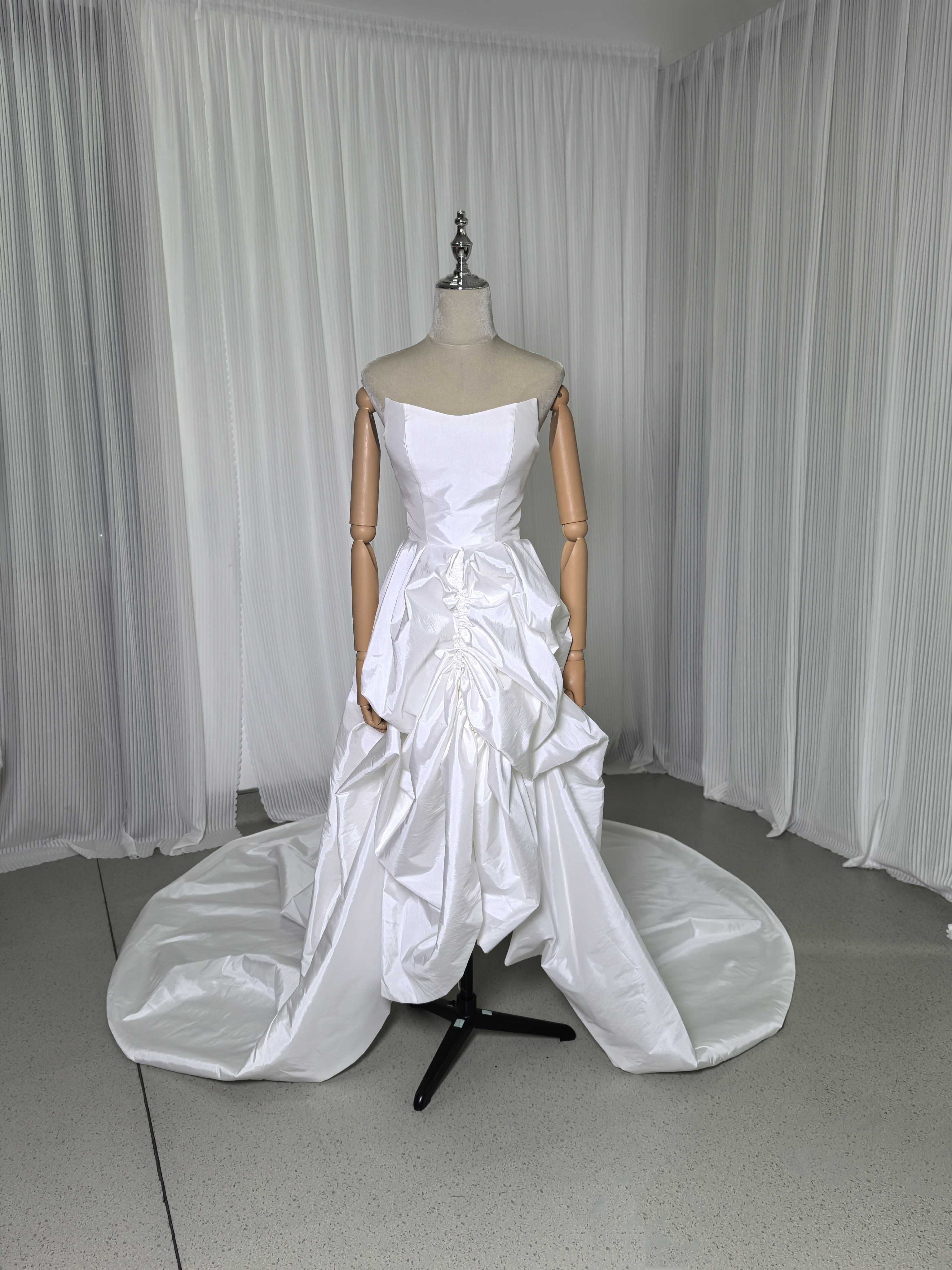 送料無料！ウェディングドレス シルクタフタ デザイン感 ベア