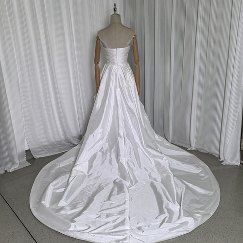 送料無料！ウェディングドレス シルクタフタ デザイン感 ベアトップ  