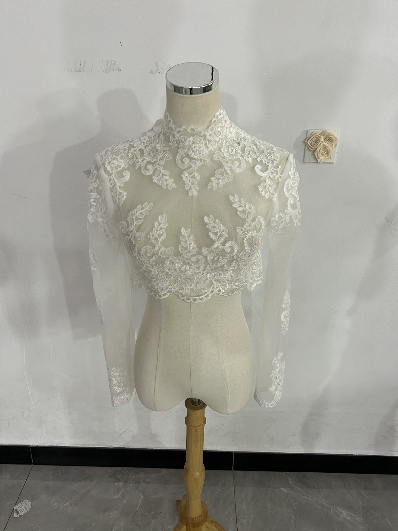 ボレロ ハイネック 繊細レース キラキラスパンコール くるみボタン ウェディングドレス