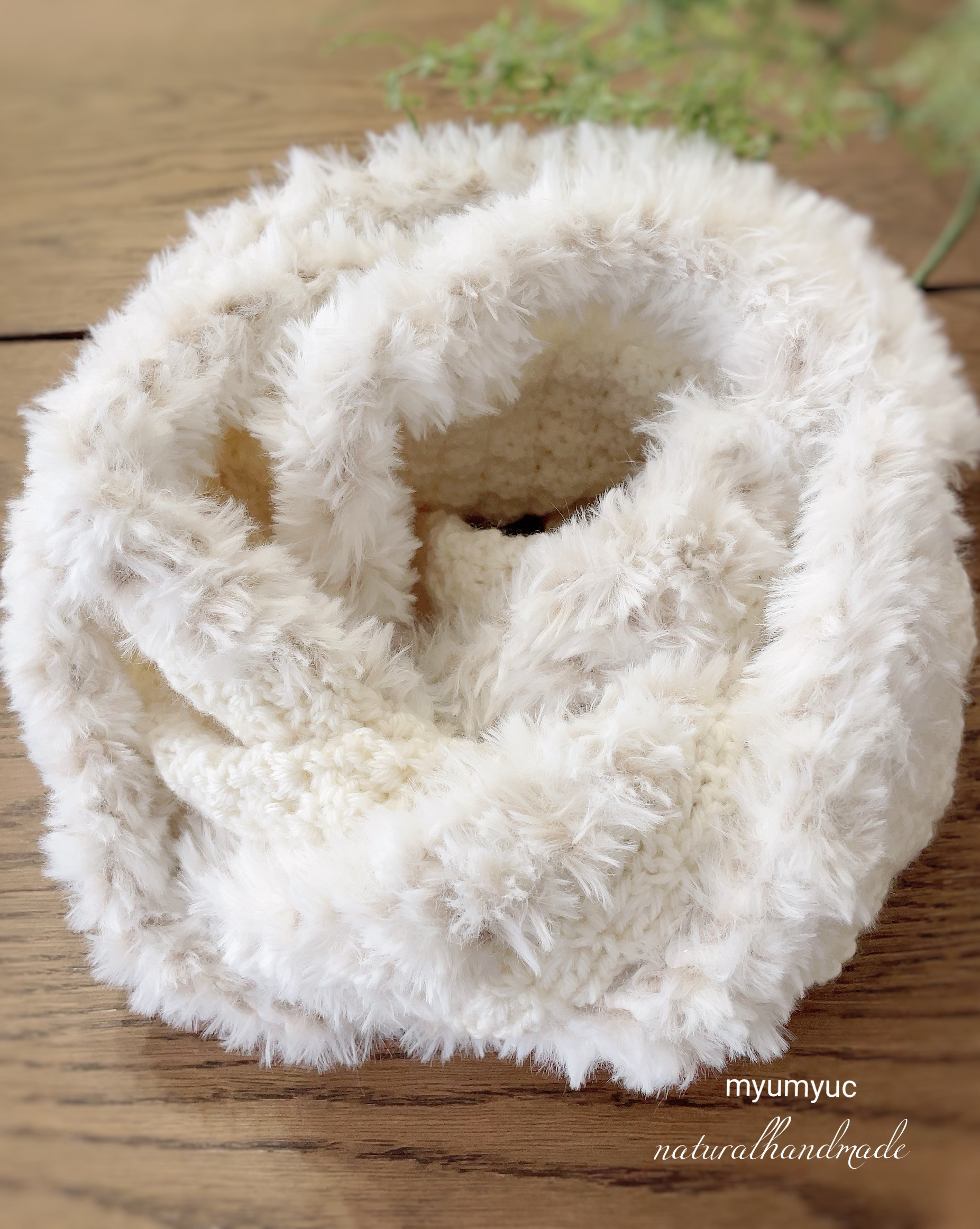 ♪巻くだけ♪ふわふわファーが包み込むメリノウール模様編みスヌード　マフラー（ホワイト）