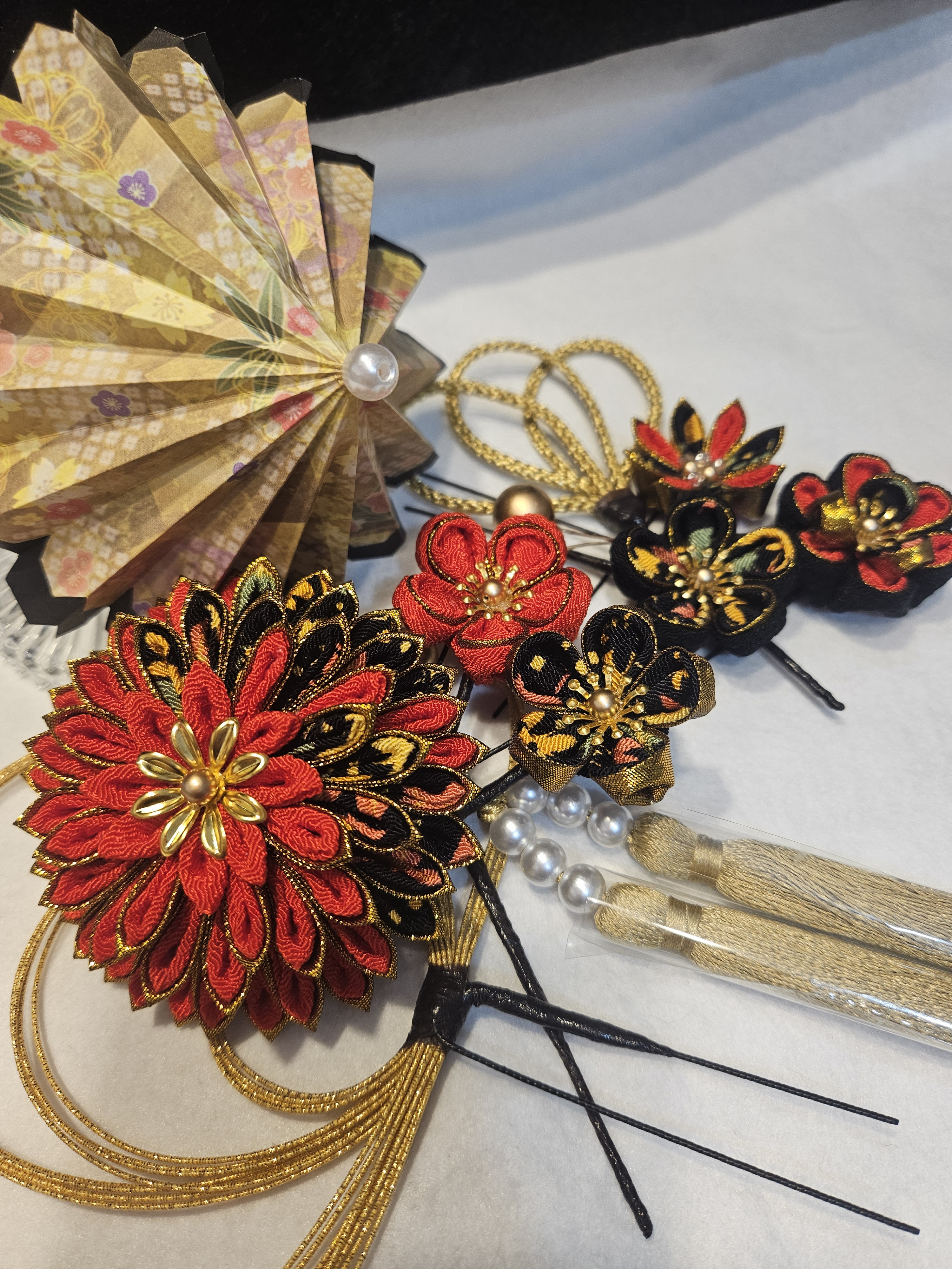 つまみ細工&水引　成人式、卒業式、七五三髪飾り(ちりめん)赤、黒(柄物)、金