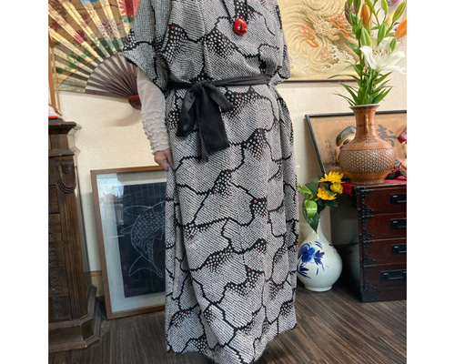 着物リメイク✨アンティークワンピース総絞り黒白✨正絹Freesize 着物リメイク✨アンティークワンピース総絞り黒白✨正絹Freesize