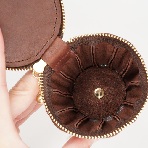 カヌレなポーチ（イヤホン入れ）／本革製 ポーチ EARL'S FAVOURITE