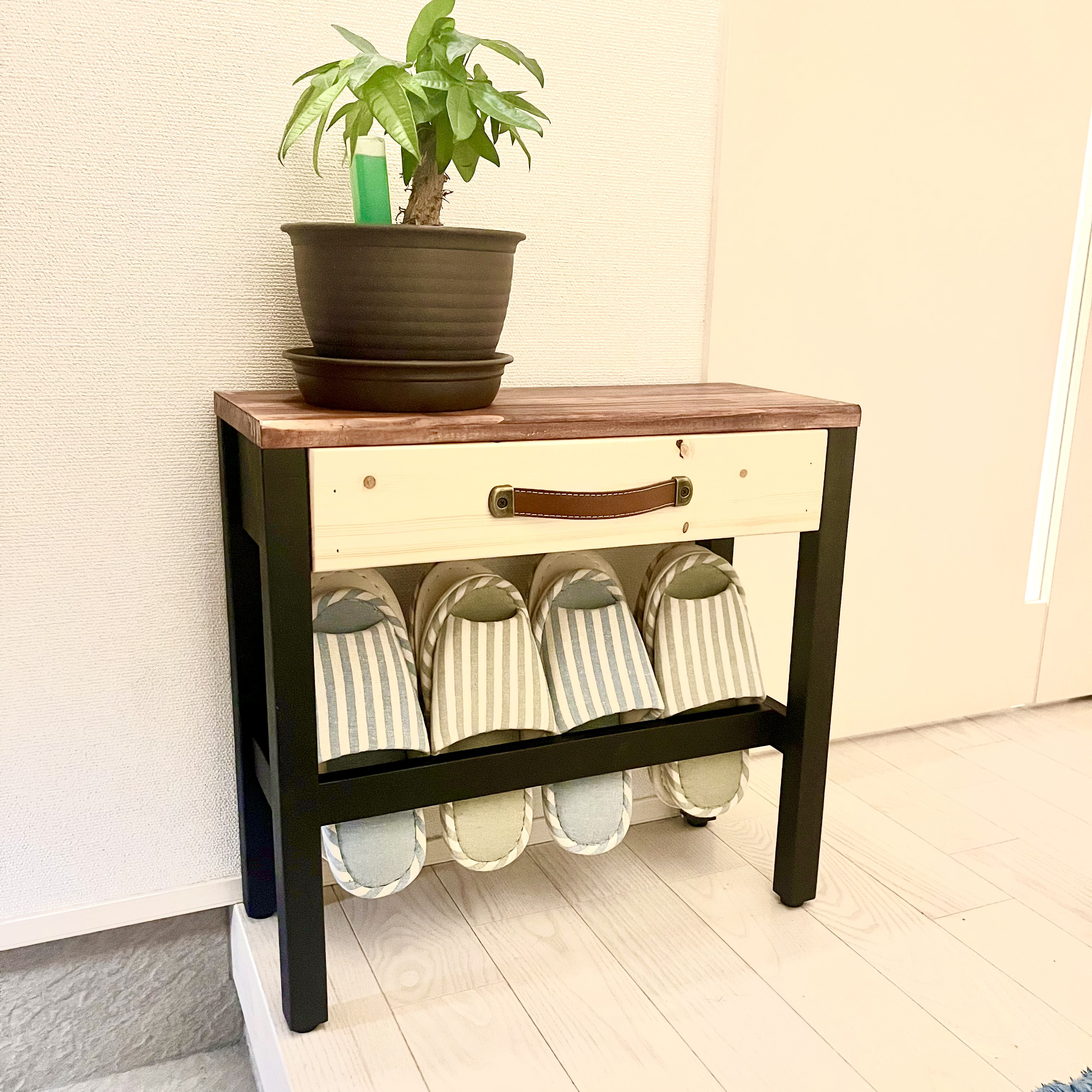 スリッパラック付き小物飾り棚　スリッパスタンド　スリッパ立て　スリッパ収納　棚、玄関棚　収納