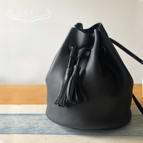 レザー巾着バッグ・黒マット タッセル付き 巾着バッグ Chet