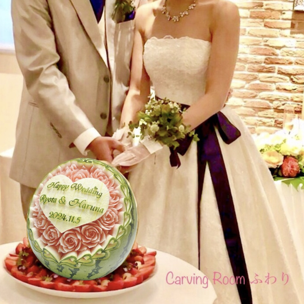結婚式はスイカ入刀でお祝いしましょう！ビックな大玉スイカで！ハッピーウェディング！オーダーフルーツカービングBデザイン