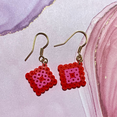 アイロンビーズ スクエアピアス レッド ピアス（フック・チェーン