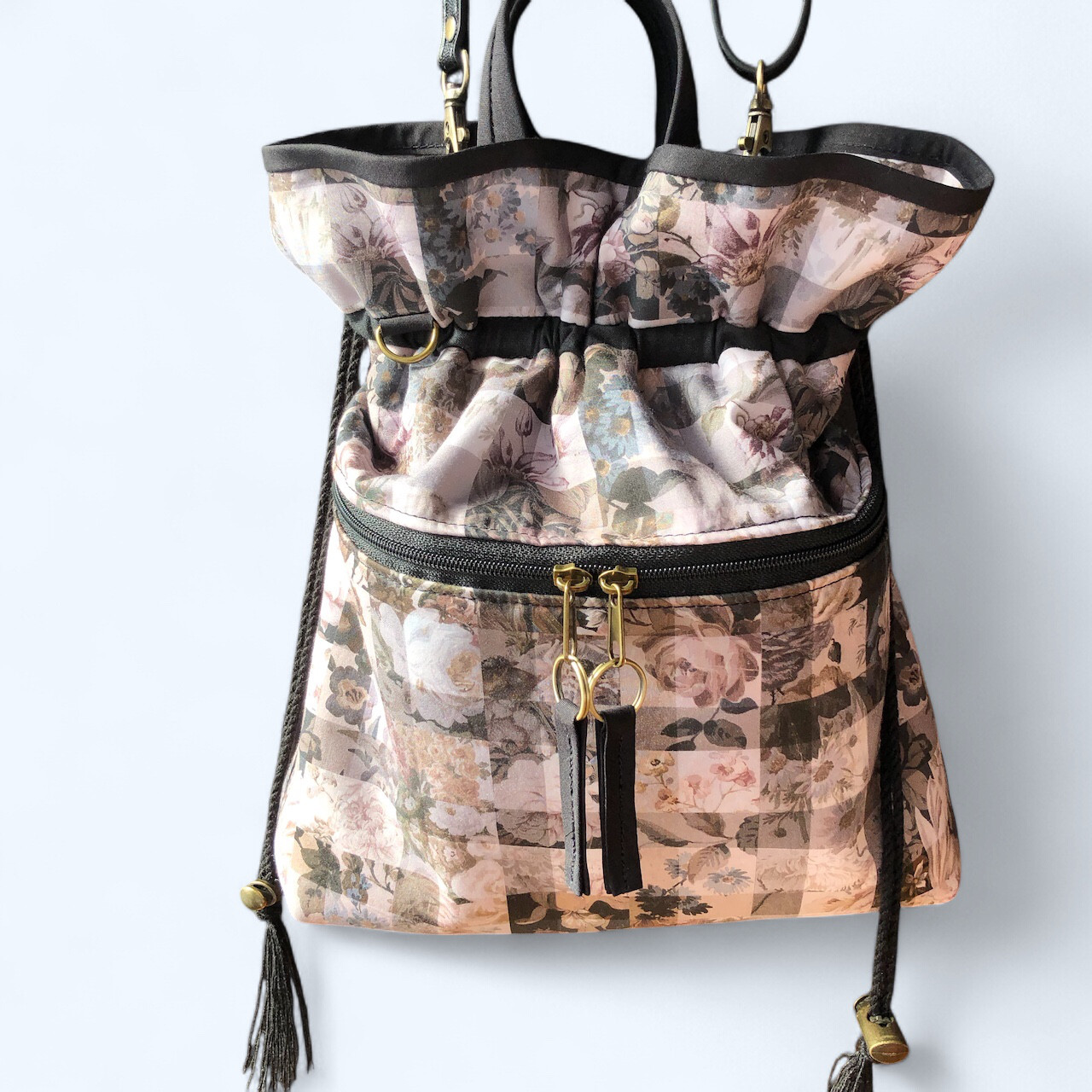 リバティ生地の巾着ショルダーバック　アーカイブギンガム使用　モノトーン　防水仕様