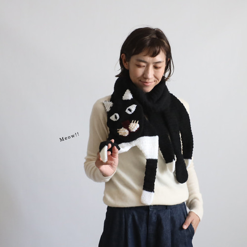 ハナマル　：あくねこ マフラー / クリスマスプレゼント 実はハウレスくんからのクリスマスプレゼントのマフラーに包まれてい