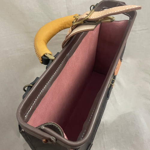 ダークブラウンの薄マチのダレスバッグ A4サイズ対応 クリアファイルも