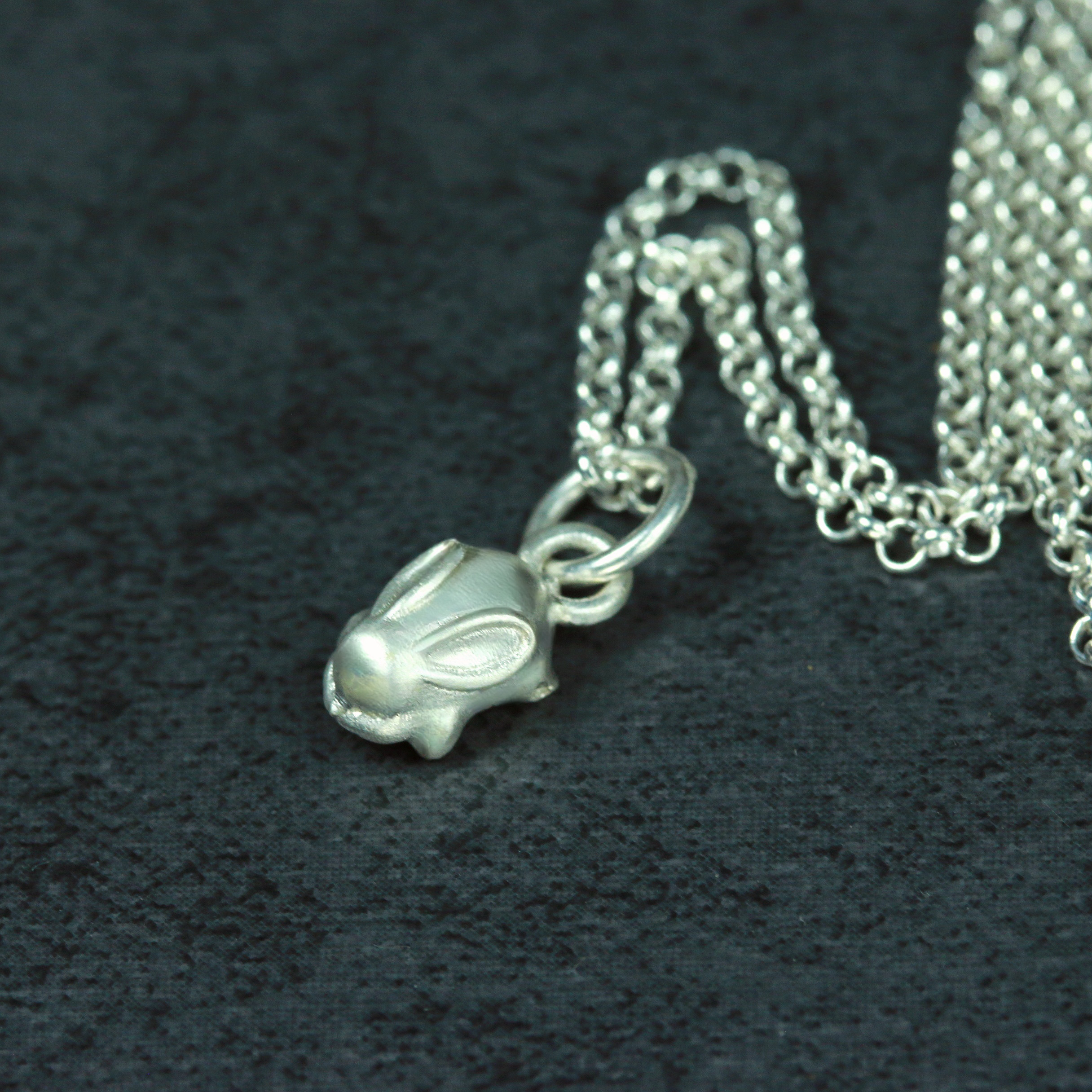 かわいいウサギのネックレス、繊細なウサギの銀製のウサギのペンダント、幸運のウサギの宝石類、ウサギのペンダントのネックレス