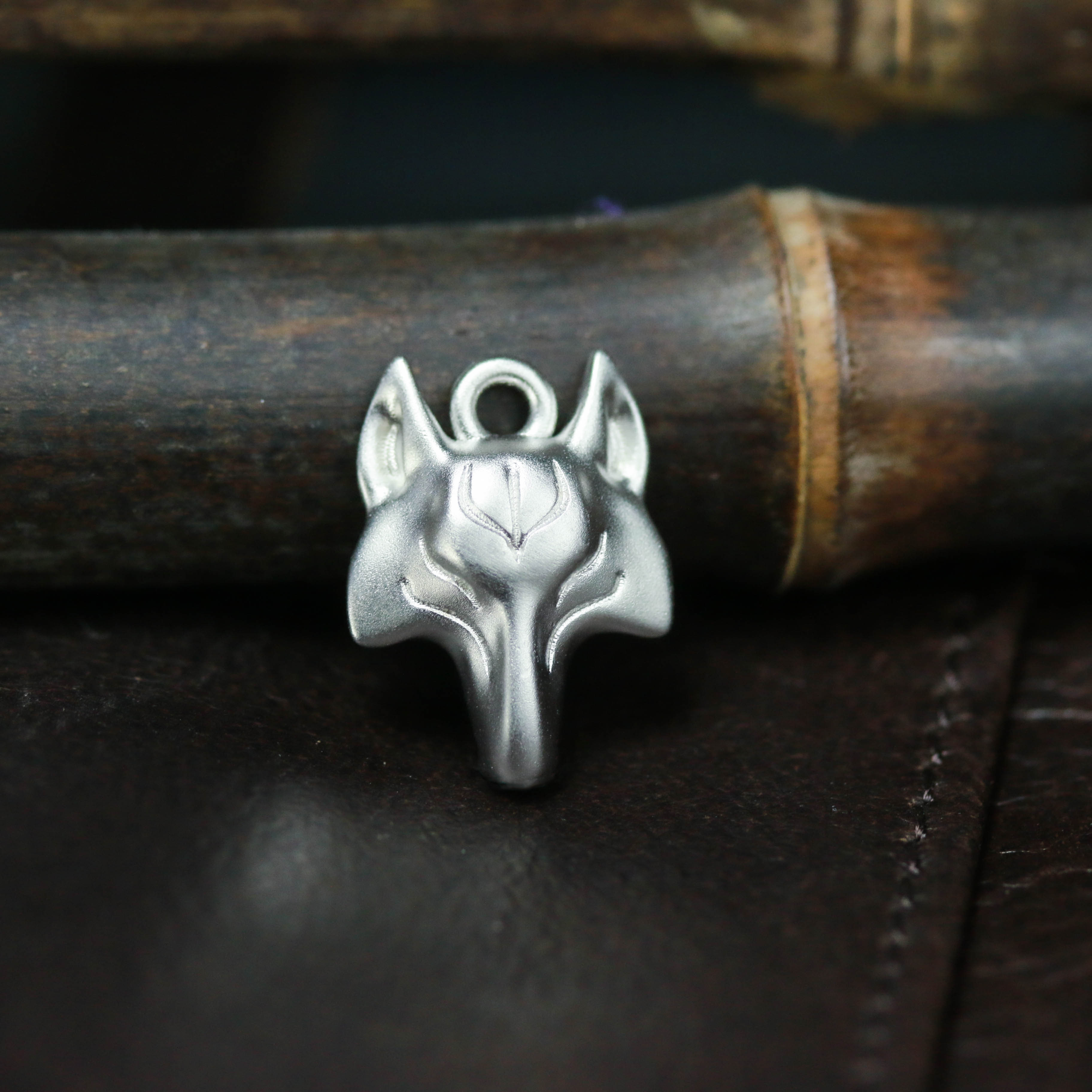 オオカミのマスクのペンダントの手の磨かれた925銀製のオオカミの表面ペンダントのネックレス 彼女のためのオオカミの子犬の