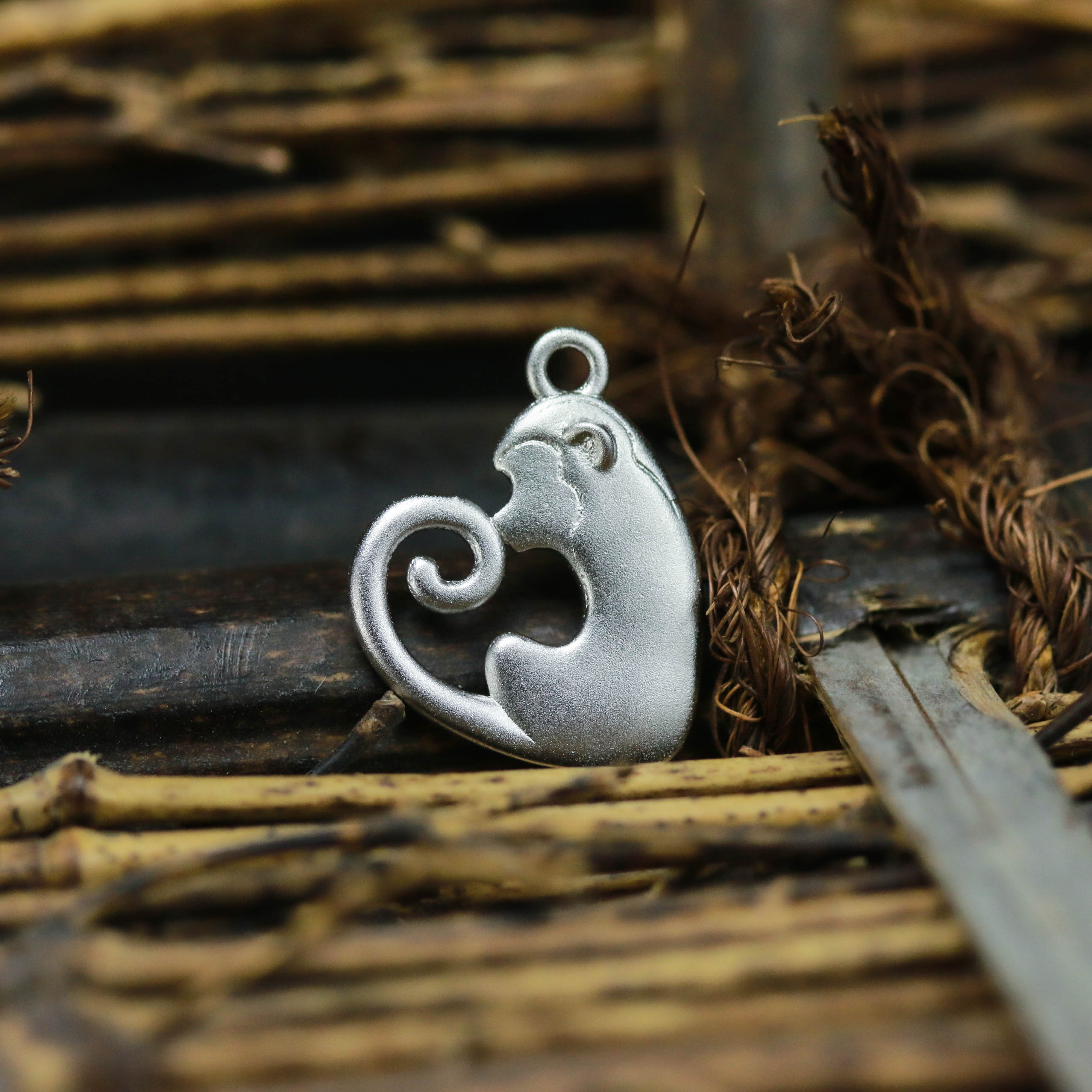 かわいい小さな猿のペンダント、尾の長い猿のペンダント小さな猿のネックレス、小さな猿のジュエリー、霊長類チンパンジーのジュ