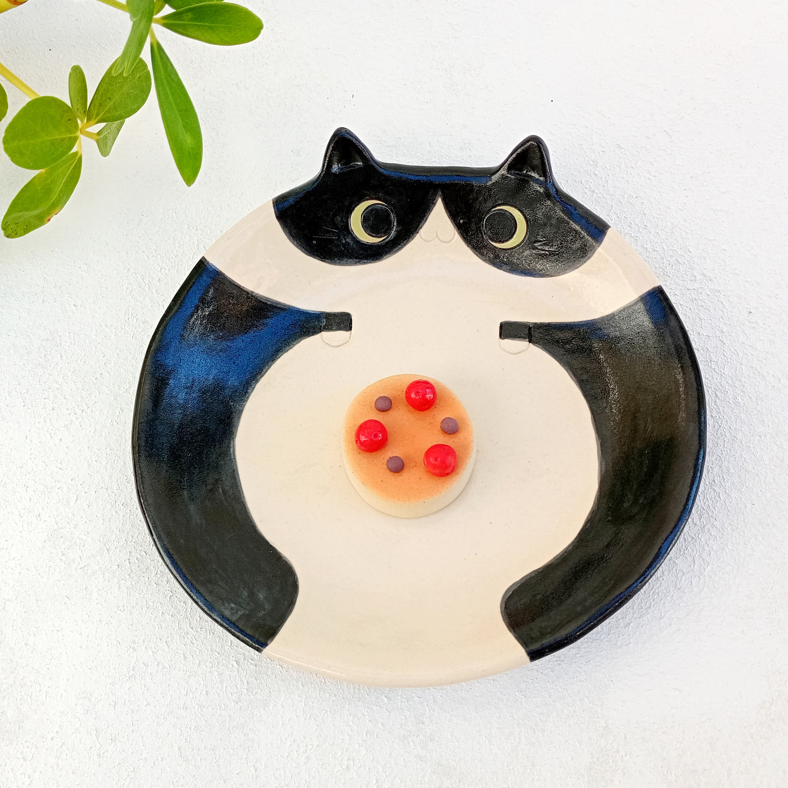 白黒猫プレート 16.5cm　動物の陶器　受注製作