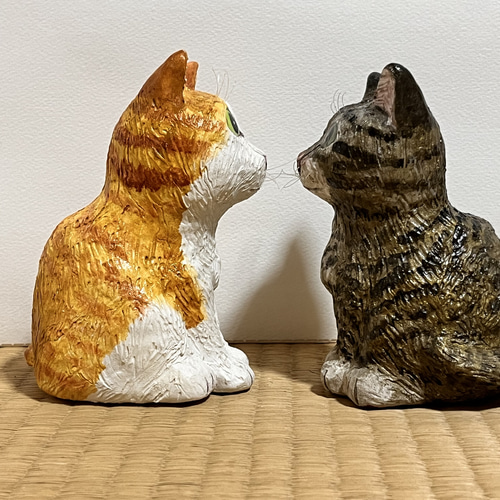 2匹の猫、白に茶トラの猫とキジトラ猫(大)置物#146(石粉粘土と新聞紙