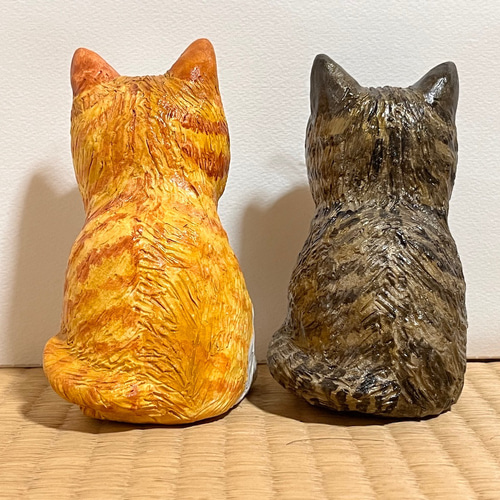 2匹の猫、白に茶トラの猫とキジトラ猫(大)置物#146(石粉粘土と新聞紙