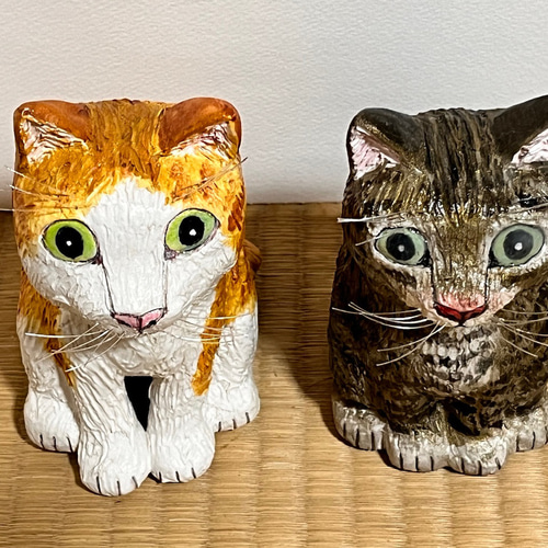 2匹の猫、白に茶トラの猫とキジトラ猫(大)置物#146(石粉粘土と新聞紙