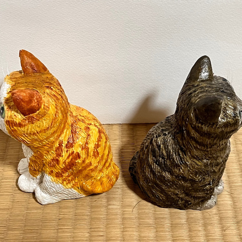 2匹の猫、白に茶トラの猫とキジトラ猫(大)置物#146(石粉粘土と新聞紙