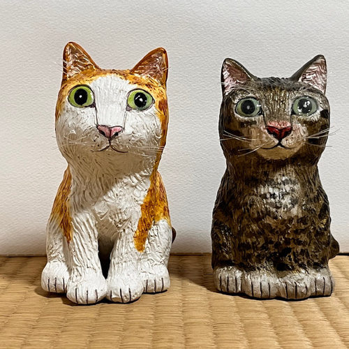2匹の猫、白に茶トラの猫とキジトラ猫(大)置物#146(石粉粘土と新聞紙