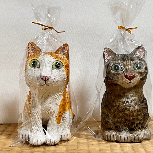 2匹の猫、白に茶トラの猫とキジトラ猫(大)置物#146(石粉粘土と新聞紙