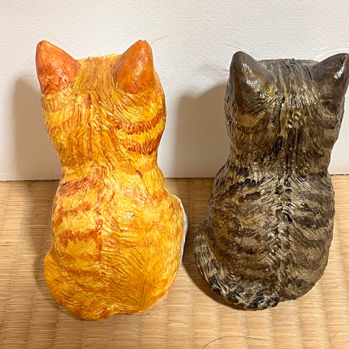 2匹の猫、白に茶トラの猫とキジトラ猫(大)置物#146(石粉粘土と新聞紙