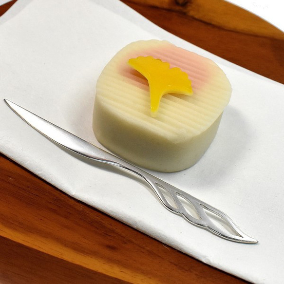 きれいな羽 銀の菓子切り 透かし模様（楊枝） 5枚目の画像