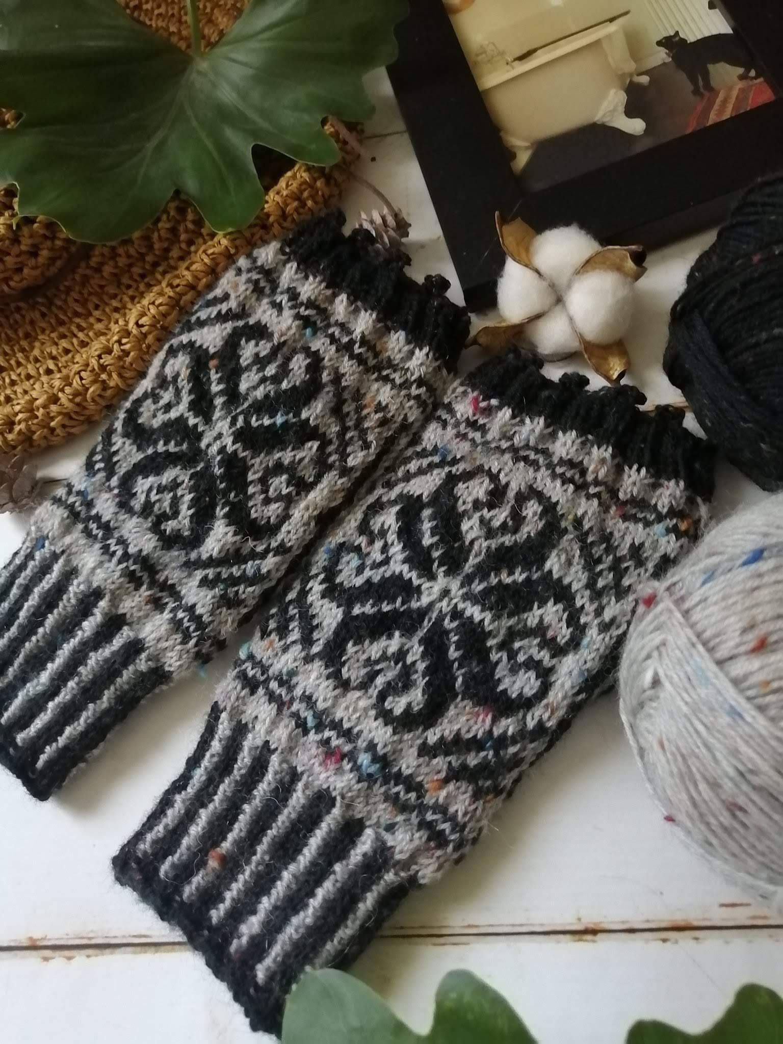 黒とグレーツイードの編み込み北欧模様ハンドウォーマー