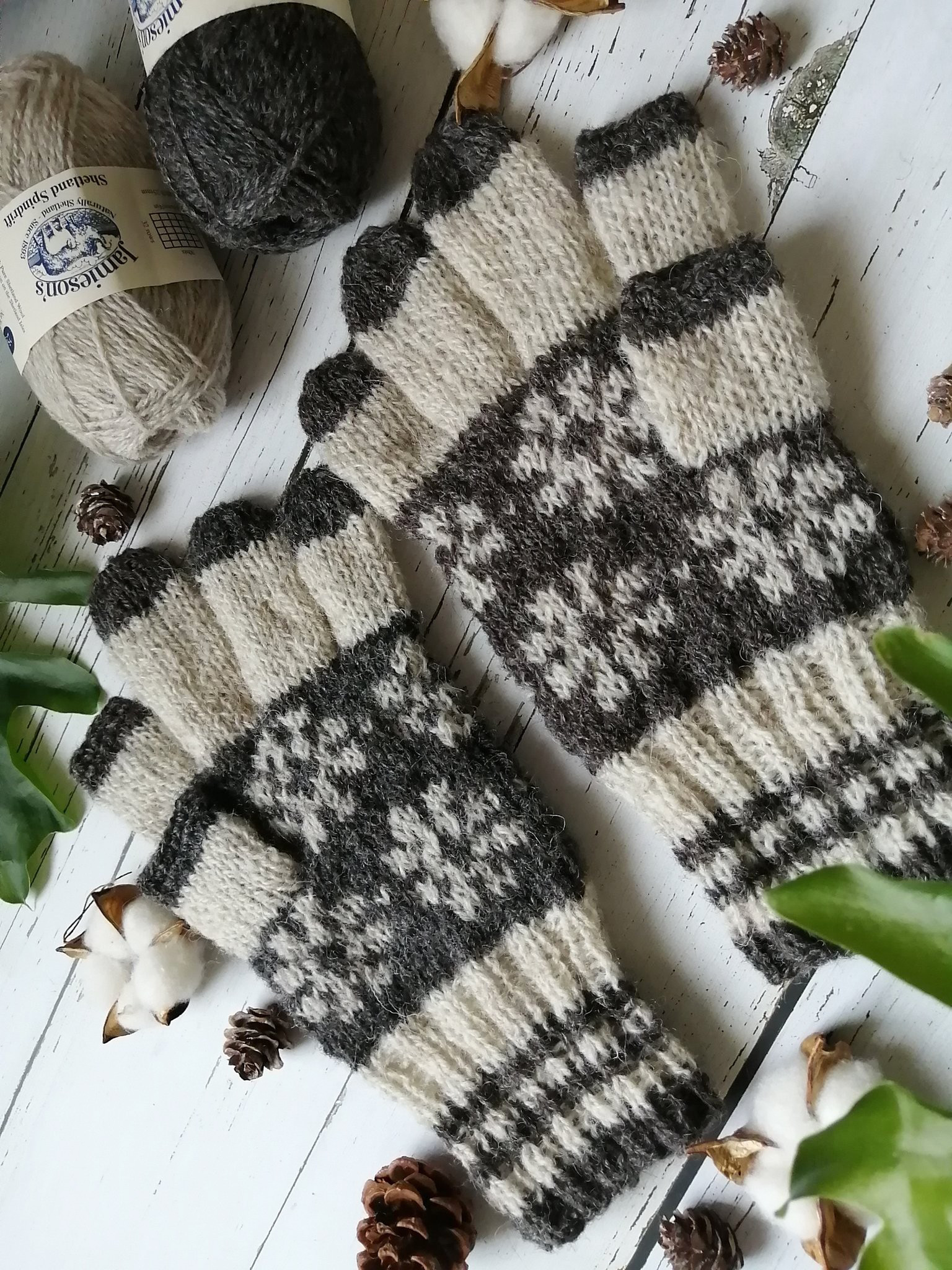 【メンズ】白と濃灰色の花模様編みスマホ対応５本指手袋