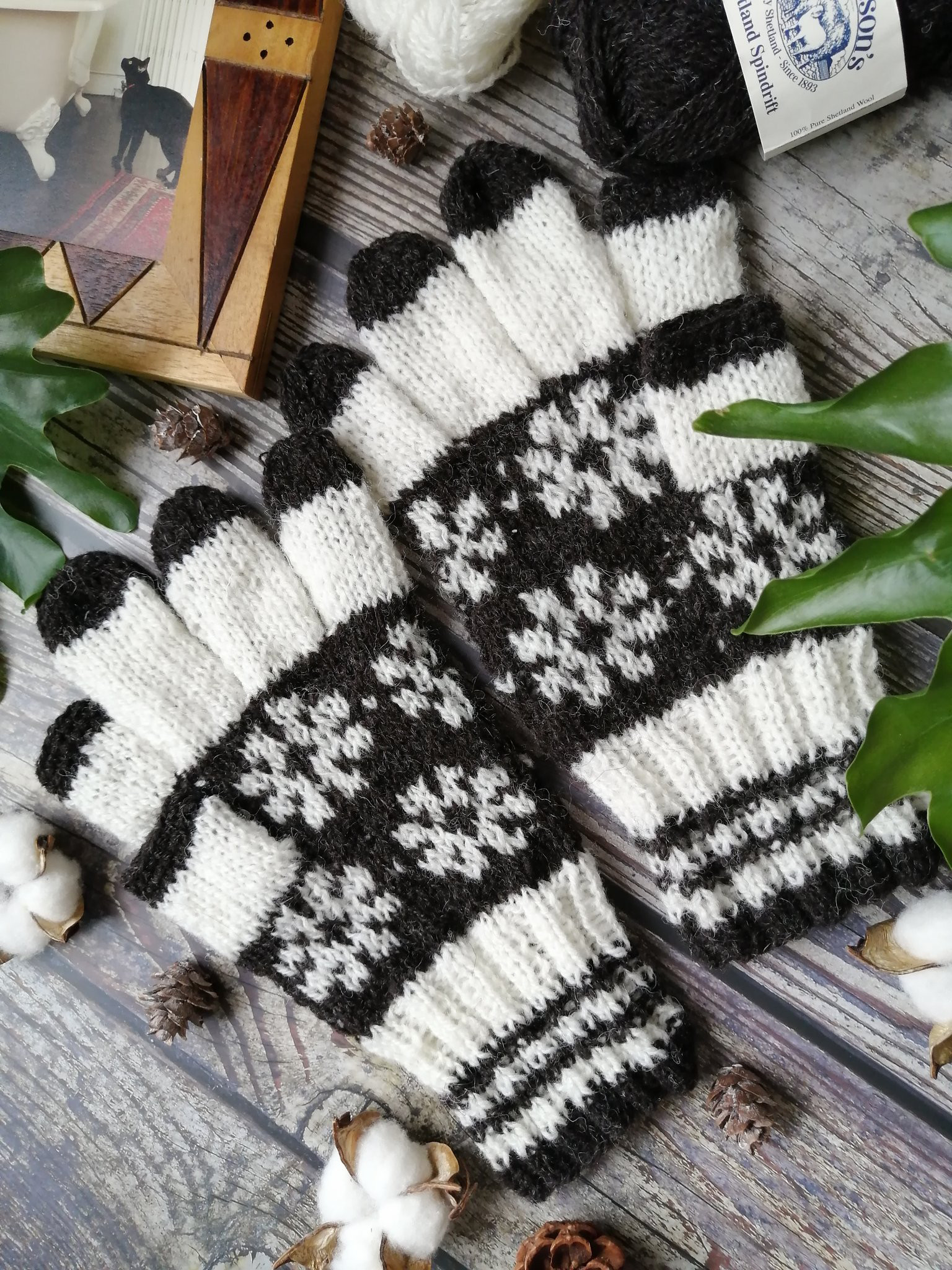 【メンズ】白と黒の花模様編みスマホ対応５本指手袋