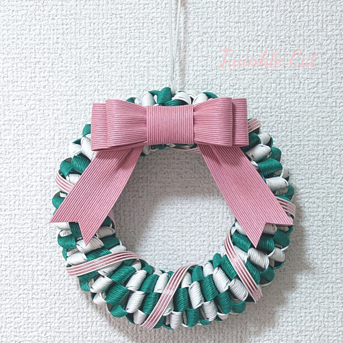 ピンクリボンがキュートなクリスマスリース♡ 紙バンド(クラフトバンド