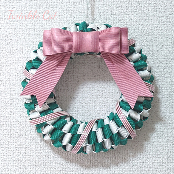 ピンクのリボンのリース ピンクリボンがキュートなクリスマスリース♡ 紙バンド(クラフト
