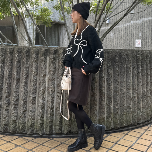 グレー ニット カーディガン　革靴 グレーカーディガン 白VネックTシャツ 黒テーパードパンツ