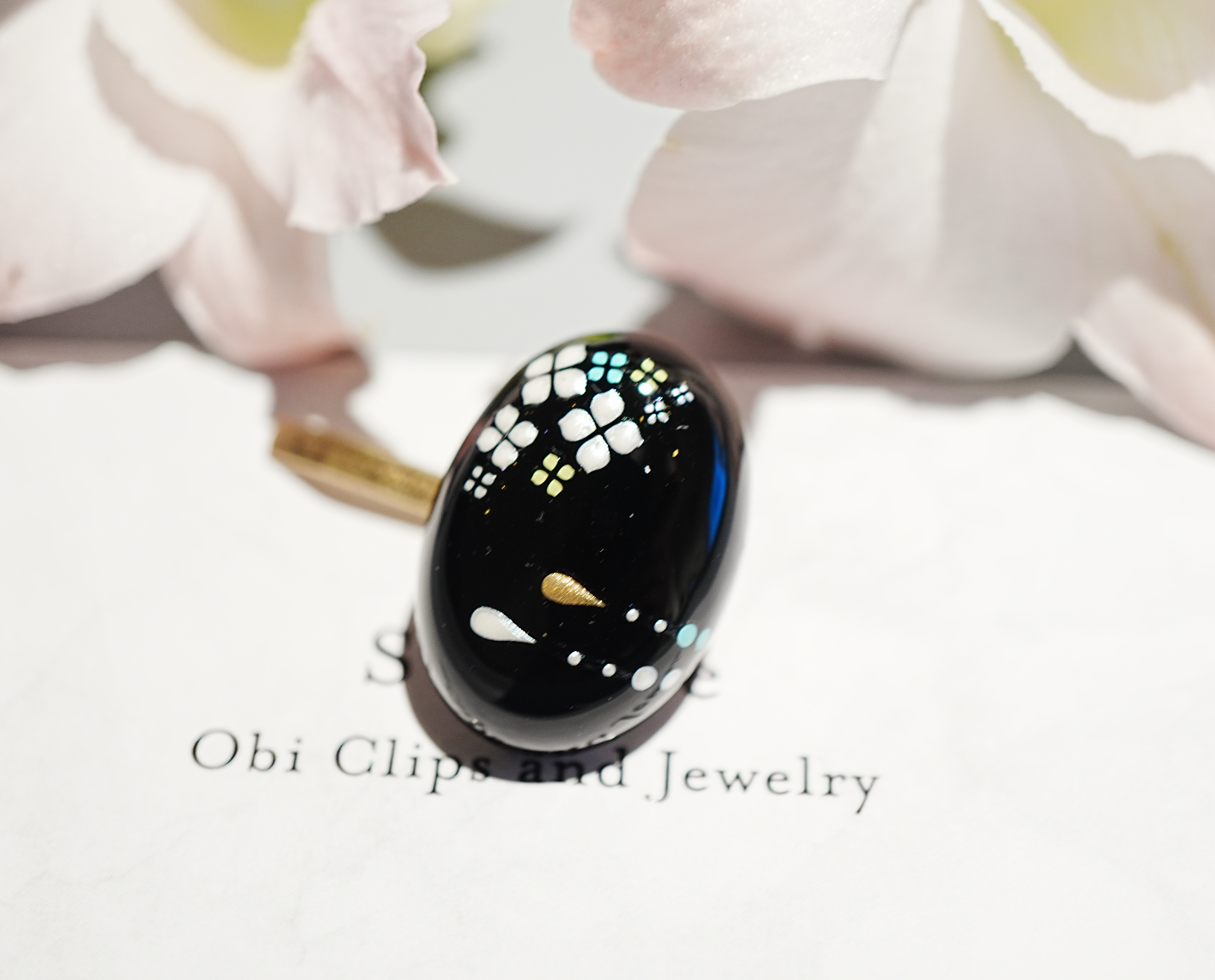 天然石黒瑪瑙（メノウ）と 蒔絵紫陽花の帯留め　ポニーフック　ブローチ
