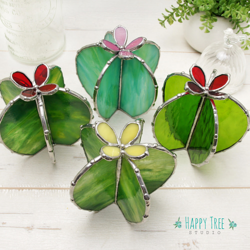 ステンドグラス 癒しの多肉植物 水やりなしで年中キレイ サボテン 赤い