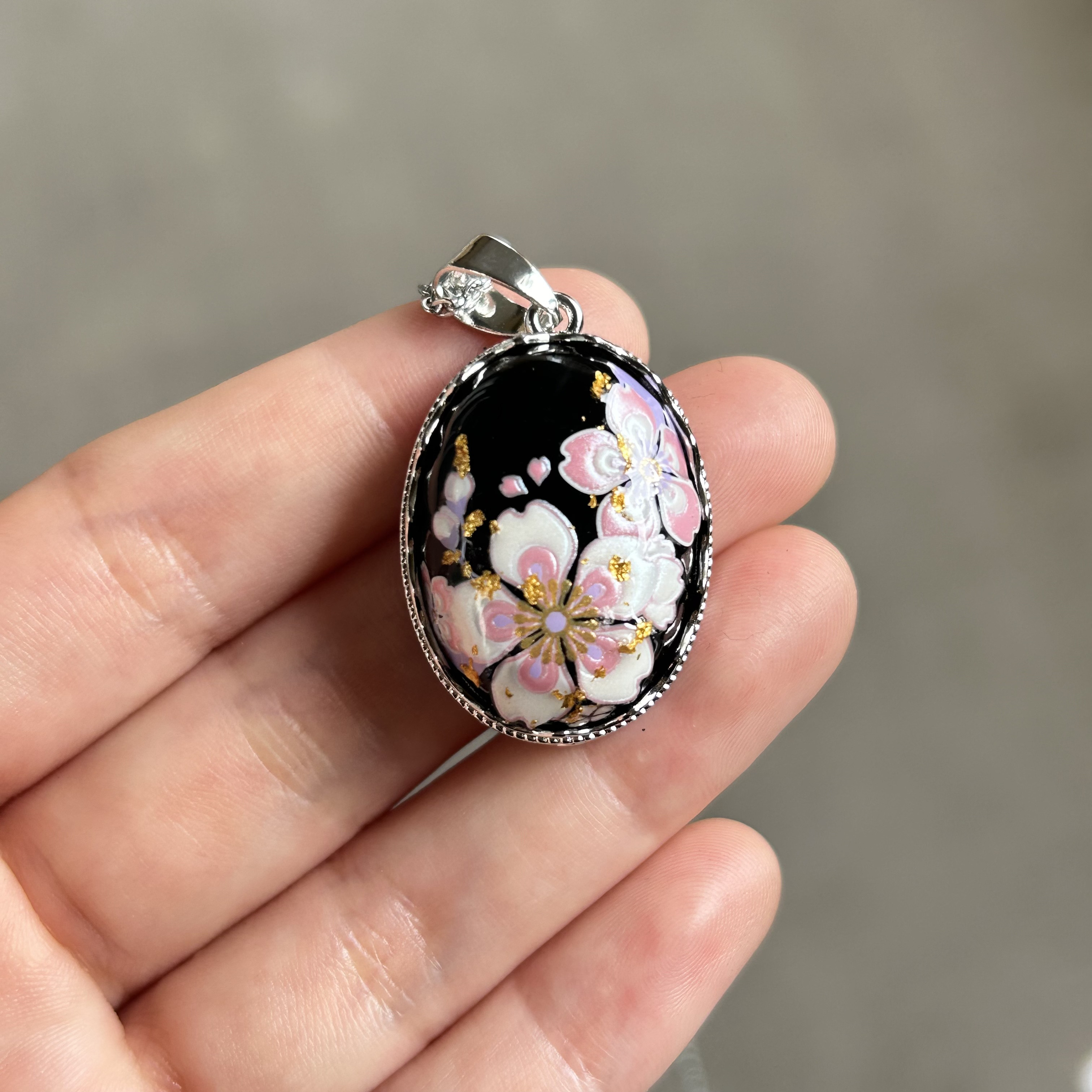 天然石黒瑪瑙(オニキス)と桜の蒔絵、金箔のペンダント 24k ネックレス オニキス