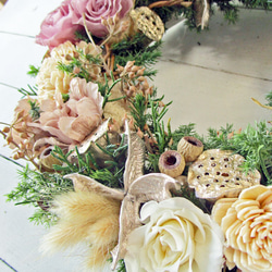 プリザーブドフラワーのバラとコニファーとラグラスのリース[F241011] 4枚目の画像