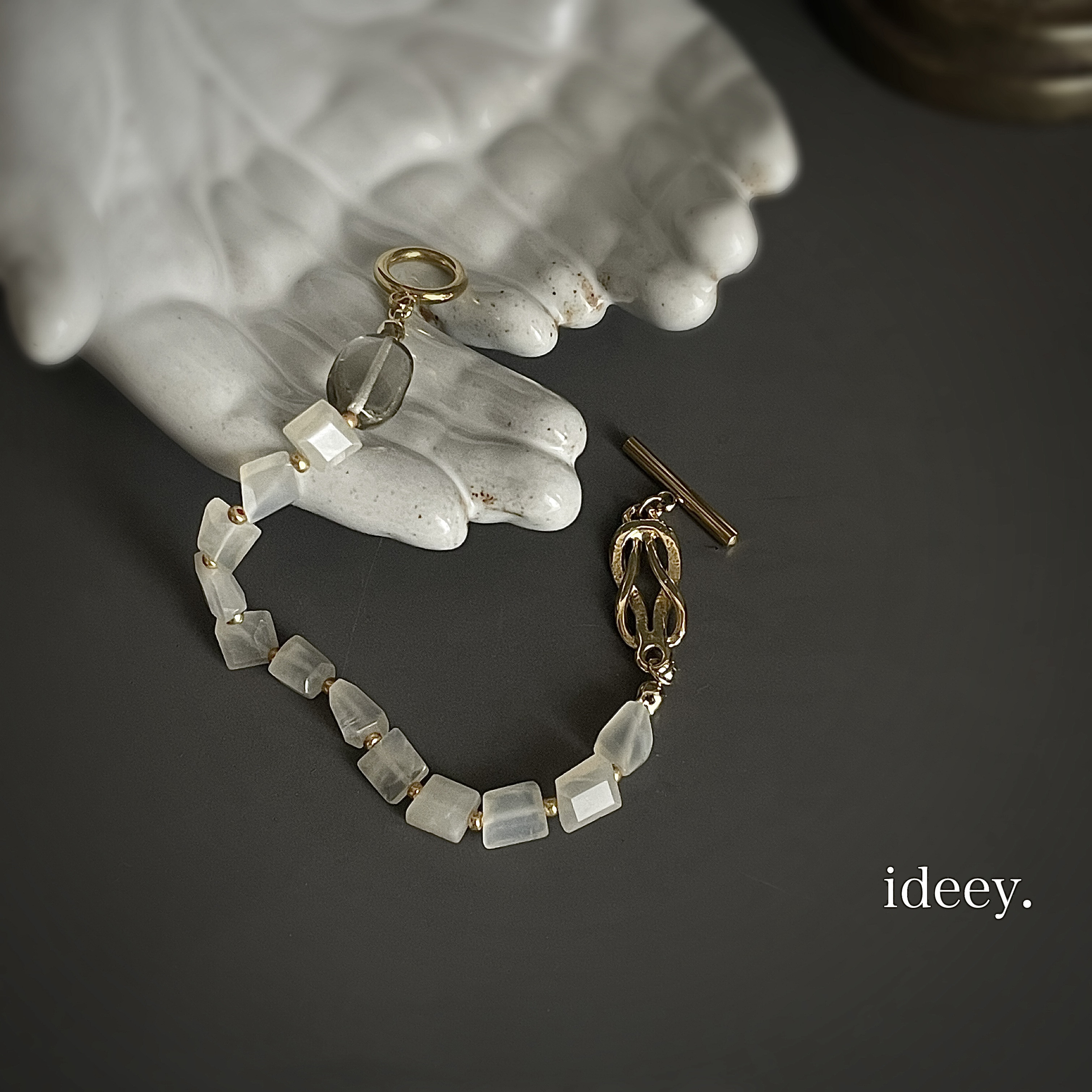 ホワイトムーンストーンメタルポイントブレスレット〈508〉