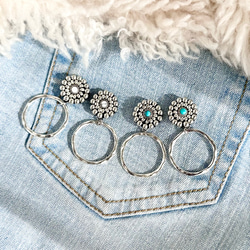 選べる⭐︎ コンチョ＆メタルフープ ビーズ刺繍　ピアス イヤリング  （ホワイト・ターコイズ）軽い　シルバー　カジュアル 1枚目の画像