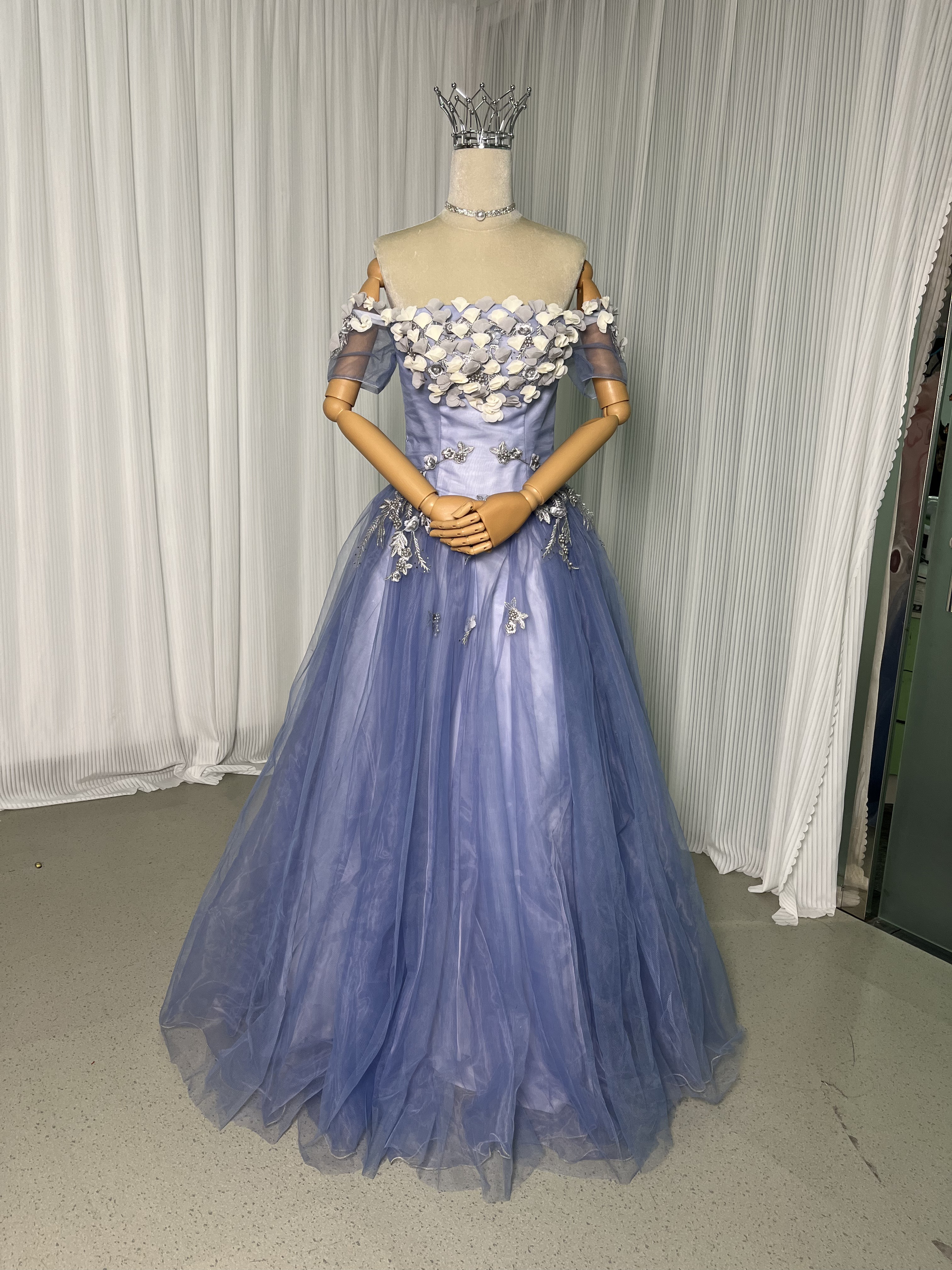 送料無料！パーティードレス カラードレス ブルー 編み上げ オーガンジー ソフトチュール オフショルダー 3D立体レース